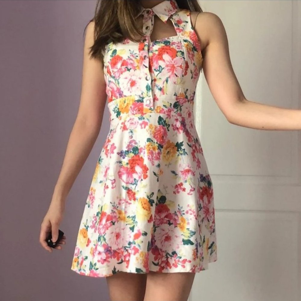 🚫DO NOT BUY🚫 ISO Floral cutout button collar